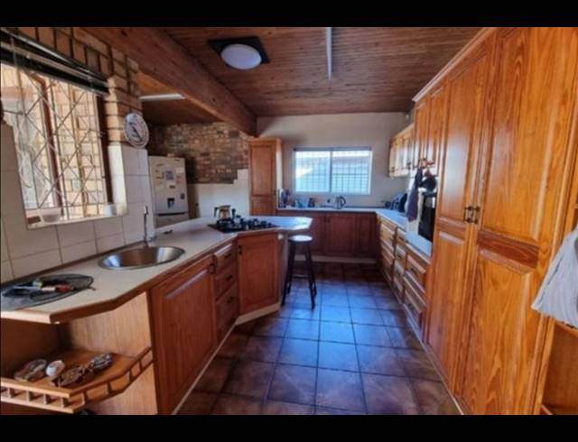 5 BEDROOM HOUSE FOR SALE IN VELD EN VLEI